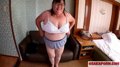 Resnā japāņu mamma rāda savas milzīgās krūtis un bauda seksa rotaļlietu. 51 gadu veca mamma no Āzijas stāsta par savu seksuālo pieredzi. Yukiko 1 OSAKAPORN trekna milf